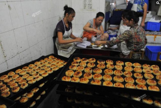 月饼店坚持手工制作30年 顾客每天排长队