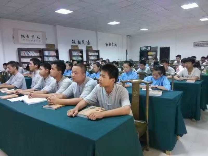豫章书院办学资格将被注销 部分家长拉横幅盼复学