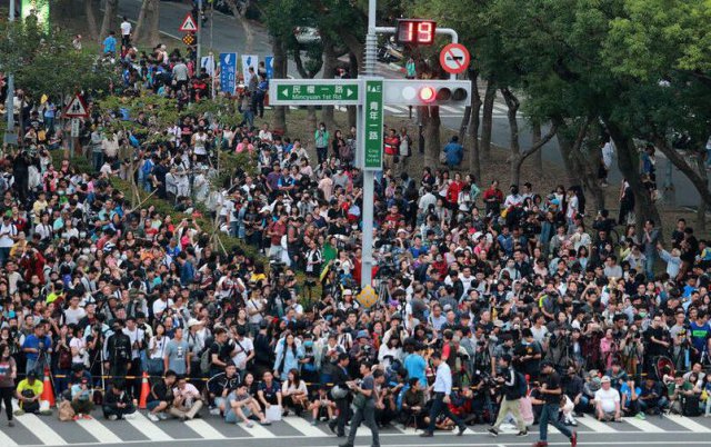 上千人驻扎街头等待“悬日”奇景