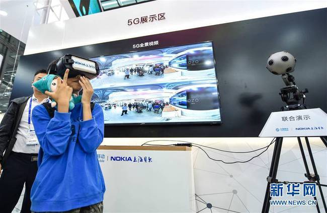  11月19日，参观者在中国移动的展台体验5G全景视频。当日，在深圳举行的第十九届中国国际高新技术成果交易会上，各大运营商设立的5G展台吸引参观者的目光。新华社记者毛思倩摄 