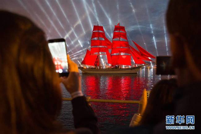 6月24日凌晨，红色帆船行驶在俄罗斯圣彼得堡的涅瓦河上。