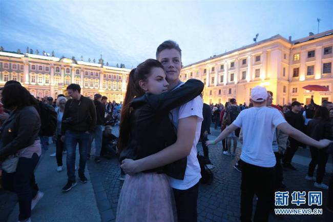 6月23日晚，在俄罗斯圣彼得堡，毕业生们在冬宫前的广场上欢庆“红帆节”。