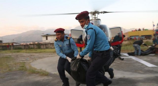 尼泊尔道拉吉利峰雪崩致9名登山者死亡