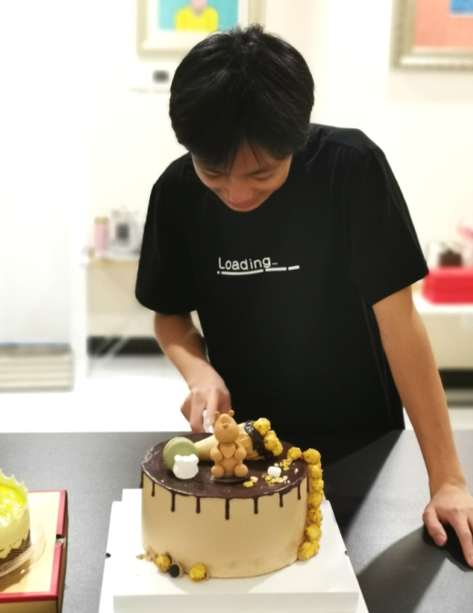 张艺谋15岁次子近照曝光 阳光帅气笑容灿烂