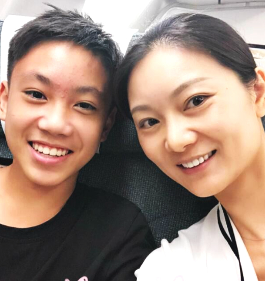 张艺谋15岁次子近照曝光 阳光帅气笑容灿烂