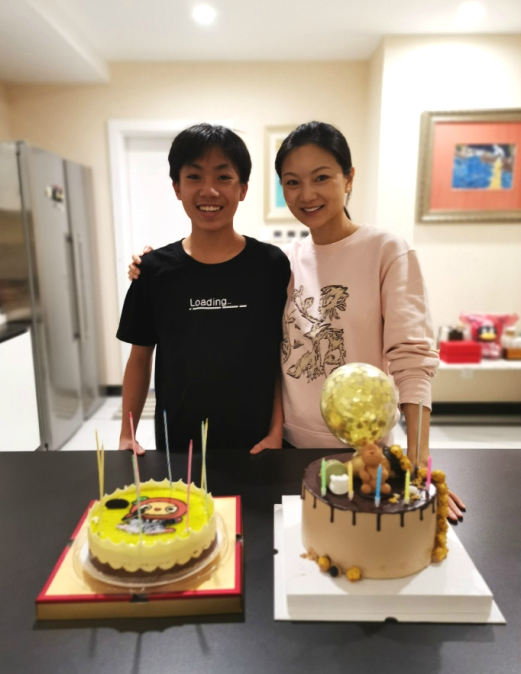 张艺谋15岁次子近照曝光 阳光帅气笑容灿烂