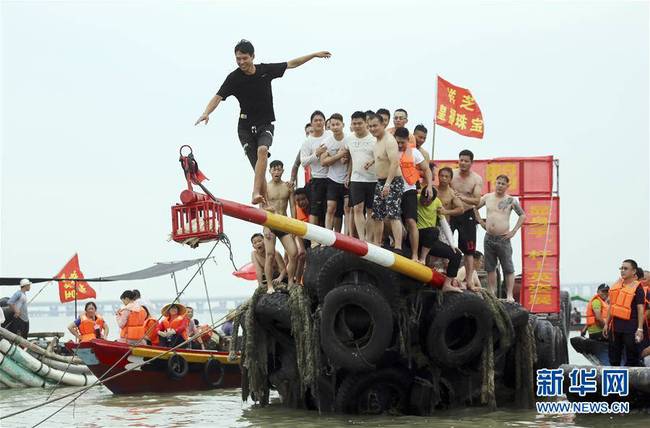 6月7日，在福建省石狮市蚶江镇，人们参加海上捉鸭活动。闽南各地有着独特的端午习俗，“抓鸭子”是当地传统的端午民间竞技。新华社发 颜华杰摄