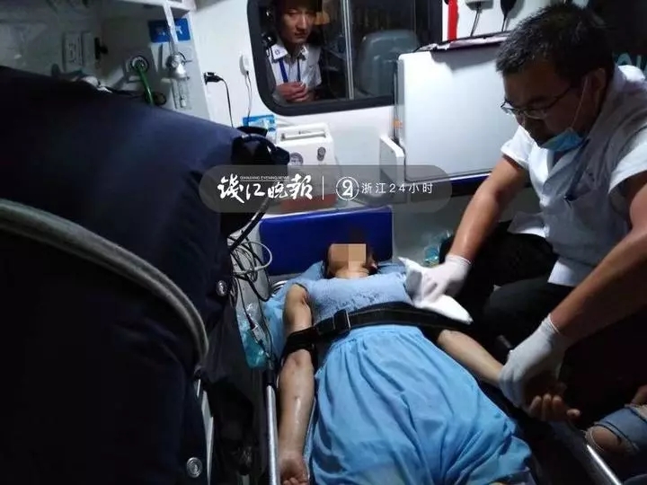 女子送饭看见丈夫给女同事打伞 暴雨中持刀欲自杀