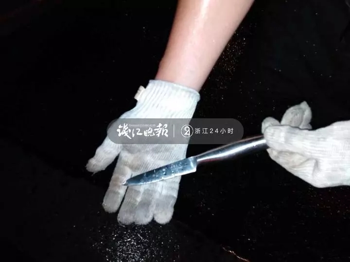 女子送饭看见丈夫给女同事打伞 暴雨中持刀欲自杀