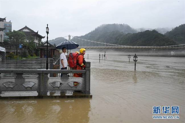 7月8日，应急救援人员在桐庐县城东门码头值守。受连日强降雨和新安江水库泄洪影响，浙江省桐庐县境内分水江、富春江流量增大。浙江省防指7月7日19时启动钱塘江流域防汛Ⅰ级应急响应，流域沿线开始紧急转移低洼地势地区群众。截至8日18时，桐庐县已紧急转移群众27397人。新华社记者 黄宗治 摄