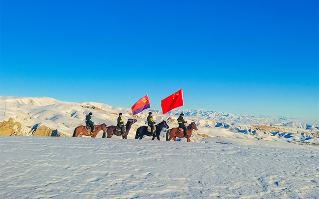 新疆伊犁：踏雪巡逻筑牢边境防线