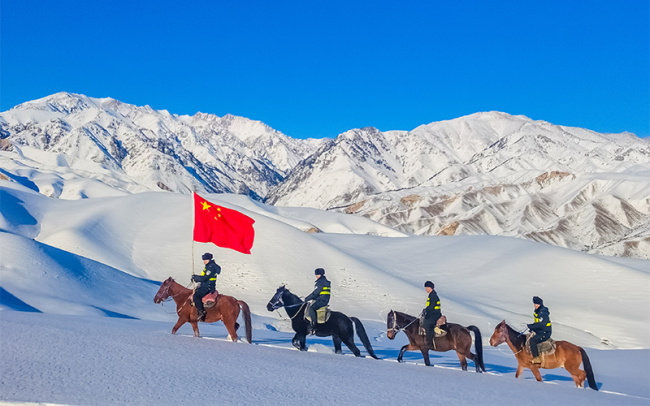 新疆伊犁：踏雪巡逻筑牢边境防线