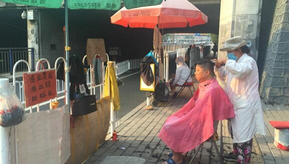 露天理发师和他们的街边江湖