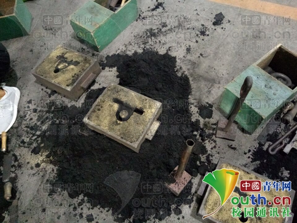 江苏一高校学生上课集体＂挖煤＂ 老师:是铸工实习