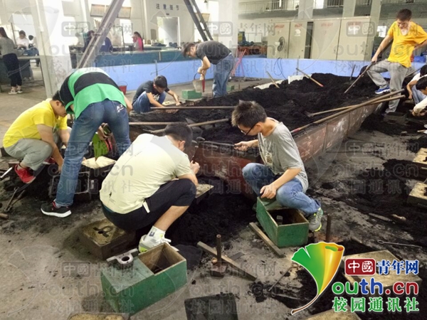江苏一高校学生上课集体＂挖煤＂ 老师:是铸工实习