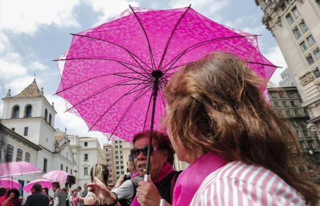 巴西放飞粉红色气球，提醒人们关注乳腺癌