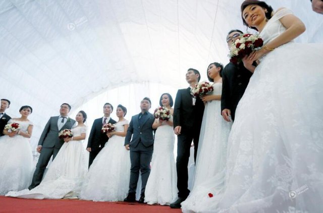 <b>50对中国新人斯里兰卡办婚礼 总统发结婚证</b>