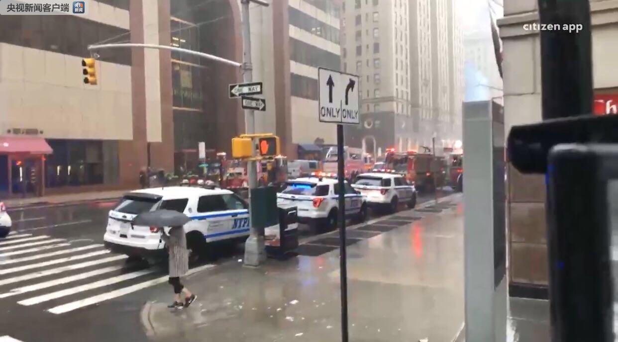一架直升机在纽约高楼顶部迫降失败并起火 已致1死