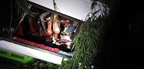 老挝车祸13人遇难2人失踪
