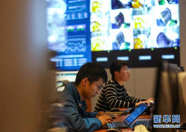 1月9日，工作人员在“中国天眼”主控室工作。