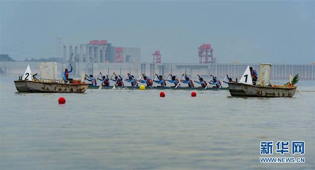9月27日，参赛龙舟在比赛中。郑家裕 摄