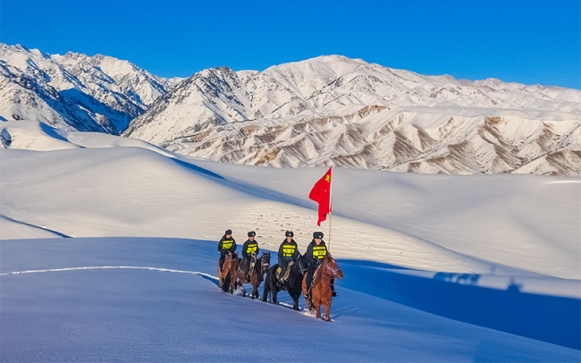 新疆伊犁：踏雪巡逻筑牢边境防线