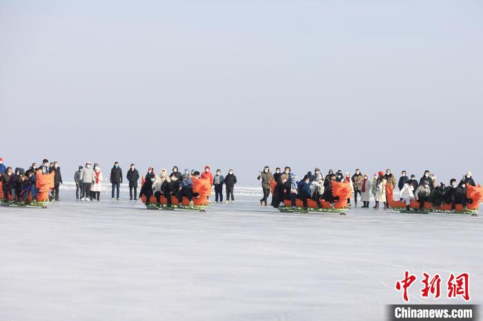龙舟遇上冰新疆博湖上演冬日速度与激情