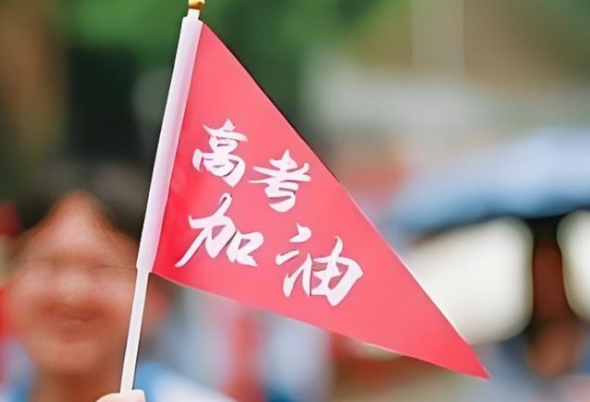 送考家长满脸尴尬:全家都起晚了 距离9点开考只剩20分钟,叼着半根油条