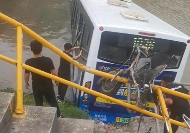 上海坠河公交车后的追车人是司机同事：想跑去拉手刹，