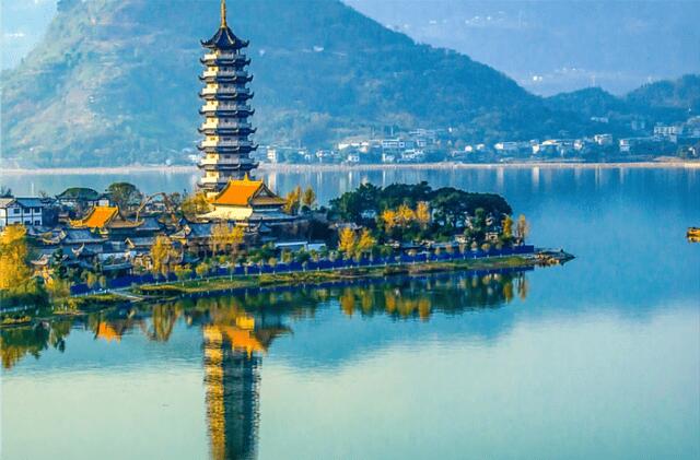 重庆这一人工湖，地处开城区，由41个岛屿，30多个湖湾组成